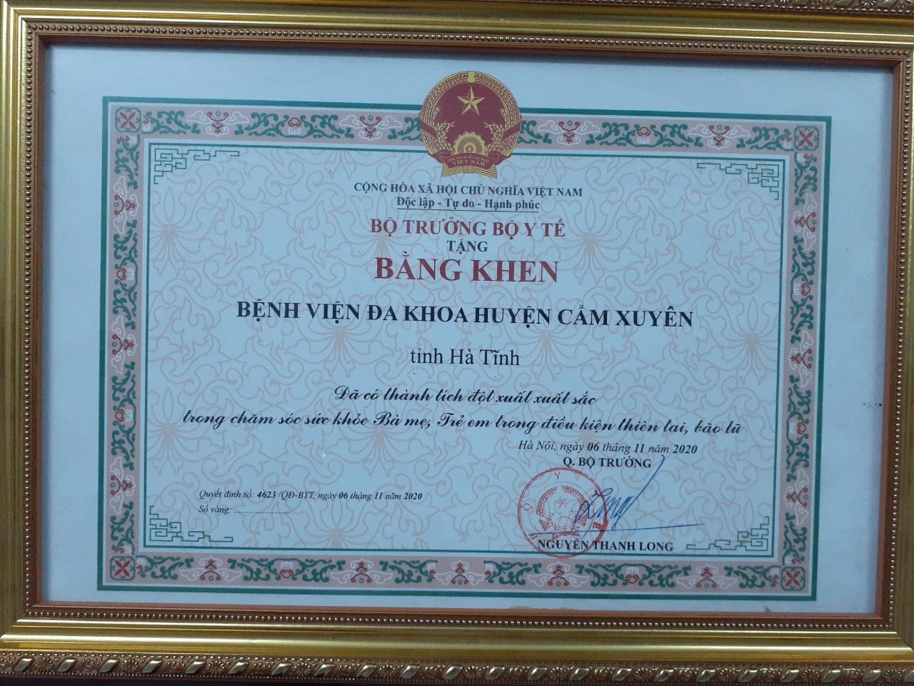 Bộ Trưởng Bộ Y Tế tặng bằng khen Bệnh Viện Đa Khoa Huyện Cẩm Xuyên