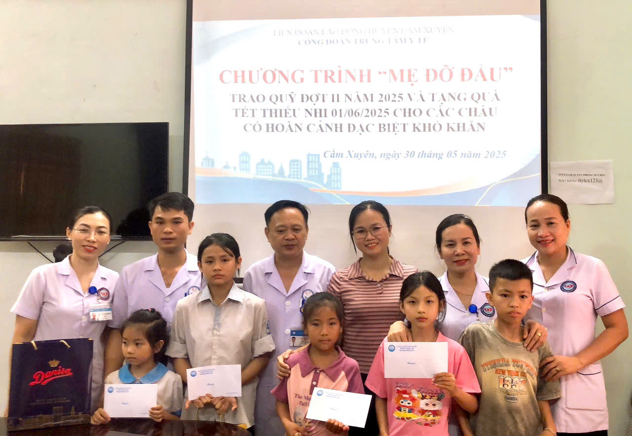 TRUNG TÂM Y TẾ HUYỆN CẨM XUYÊN TRAO QUỸ 