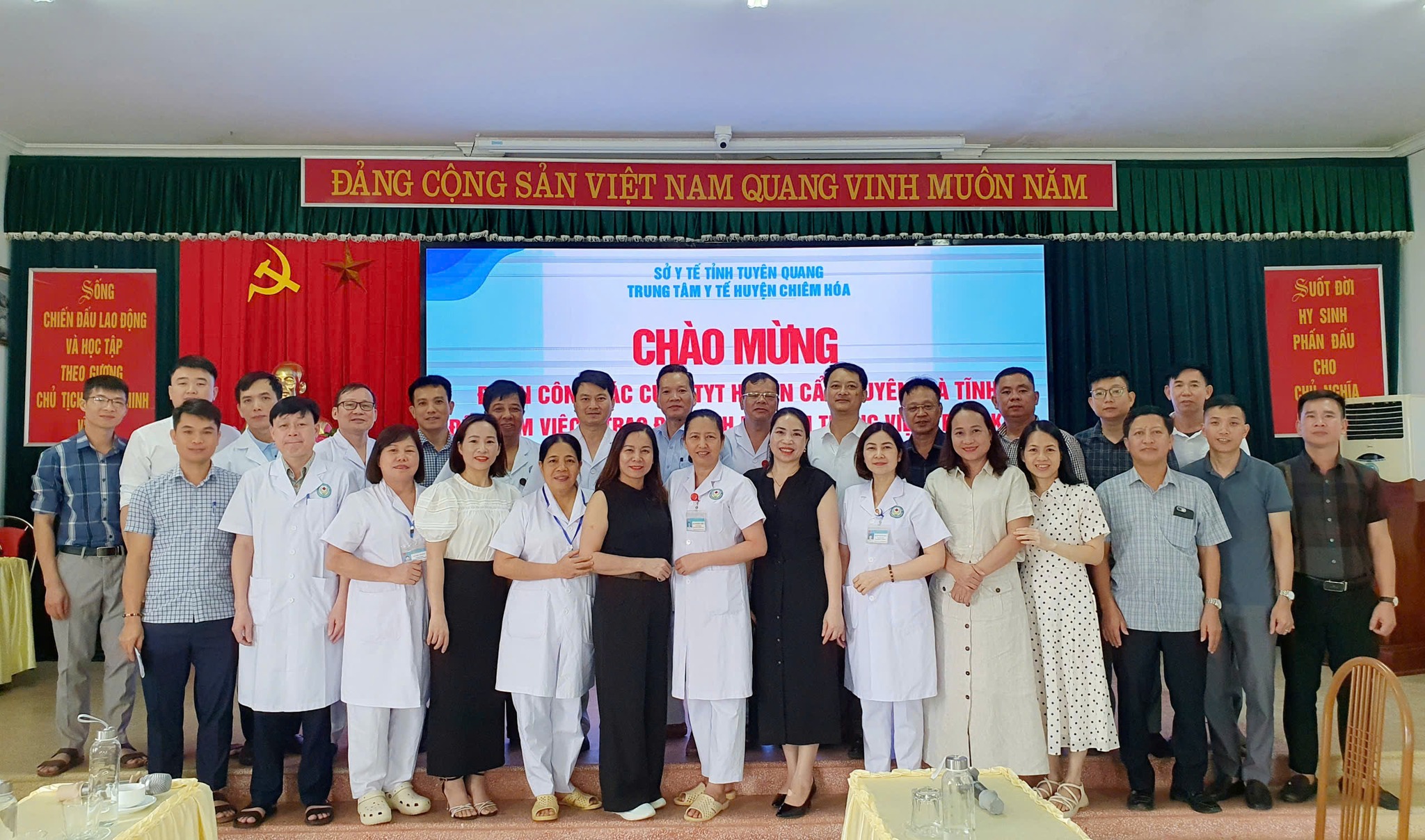 TRUNG TÂM Y TẾ HUYỆN CẨM XUYÊN  ĐẾN LÀM VIỆC VÀ TRAO ĐỔI KINH NGHIỆM TRONG VIỆC TRIỂN KHAI BỆNH ÁN ĐIỆN TỬ TẠI TRUNG TÂM Y TẾ HUYỆN CHIÊM HOÁ (TUYÊN QUANG)