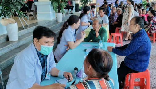 Khám nhân đạo tại xã Cẩm Minh